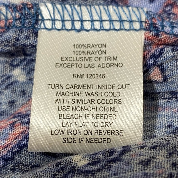 Wallflower || womans Blue Print off Shoulder Crochet Romper Sz Small - Picture 10 of 11